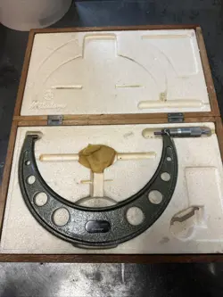 MITUTYO 9-10 MICROMETER .0001 GRADUATION NO. 103-224A IN CASE