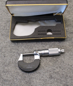 VINTAGE MITUTOYO 0-25MM 0.001MM MICROMETER WITH CASE NO. 102-123