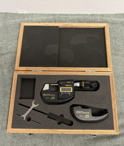 (LOTA2) MITUTOYO 293-130-10 SUB-MICRON DIGIMATIC MICROMETER 0-1
