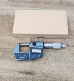 MITUTOYO NO. 293-761-30 DIGITAL MICROMETER W/ CASE