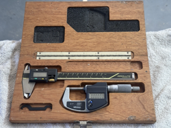 MITUTOYO 293-831 ELECTRONIC MICROMETER,0-1 IN, RATCHET, IN WOODEN CASE W/ BONUS