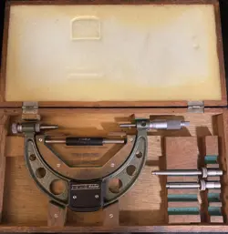 MITUTOYO 2-6 2-6 MICROMETER 6299169 WITH BOX AS SEEN MISSING PIECES