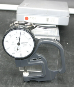 MITUTOYO DIAL THICKNESS GAUGE WITH FLAT ANVIL 7301 MADE IN JAPAN WITH CASE! WOW!