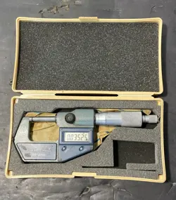 VINTAGE MITUTOYO 293-761-30 DIGITAL MICROMETER CARBIDE TIPS USED