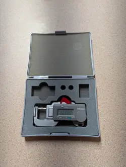 MITUTOYO DIGITAL THICKNESS GAUGE 700-118 PK-0505 WITH CASE