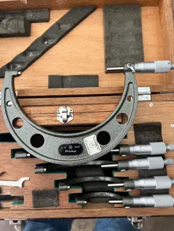 MITUTOYO MECHANICAL OUTSIDE MICROMETER SET 103-907A: 6 MICROMETERS, 0 TO 6
