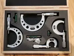 MITUTOYO 103-930 MICROMETER SET 0-4
