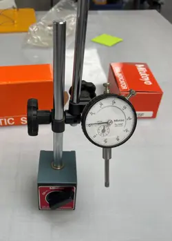 DIAL INDICATOR WITH MAGNETIC BASE