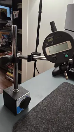 MITUTOYO ABSOLUTE DIGITAL INDICATOR 543-683B  WITH MAGNETIC BASE