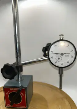 PREOWNED MITUTOYO MAG BASE HOLDER #7010 SN WITH MITUTOYO #2416F DIAL INDICATOR