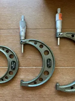 MITUTOYO 0-6” MICROMETER SET W/ STANDARDS AND WOOD CASE 103-907A