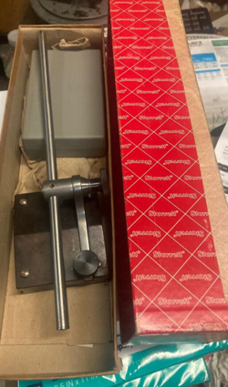 STARRETT FULL-SIZED SURFACE GAGE - 257C WITH MITUTOYO INDICATOR  513-402