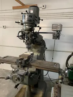 MAXMILL MILLING MACHINE W/MITUTOYO DRO, TOOLING & VISE