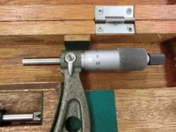 INTERCHANGEABLE SCREW