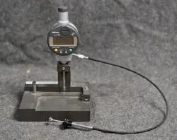 MITUTOYO 543-453B DIGITAL INDICATOR  WITH PLATFORM SR44 BATTERY NOT INCLUDED