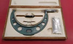 MITUTOYO OM-200 MICROMETER WITH ACCESSORIES, SCRATCHES AND DIRT