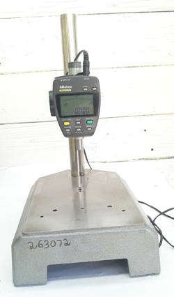 MITUTOYO 543-542A DIGITAL INDICATOR WITH CAST METAL STAND