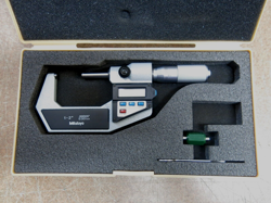 MITUTOYO 293-726-10 DIGITAL MICROMETER (WORKS, NEEDS NEW BATTERY)