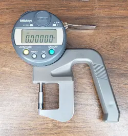 MITUTOYO THICKNESS GAGE 547-400 FLAT CARBIDE ANVIL .00005”/0.001MM RESOLUTION