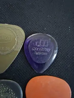 LOT (6) VINTAGE GUITAR PICK MUSIC COLLECTIBLE FENDER MEDIUM HERCO STUBBY BRAIN