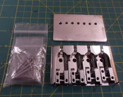 HIPSHOT A STYLE 4 STR BASS BRIDGE ALUMINUM CHROME, 5 HOLE FENDER STRING-THROUGH