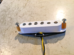 FENDER ALNICO 5 PLAYER STRAT RWRP MIDDLE PICKUP STRATOCASTER 7.64K WHITE COVER