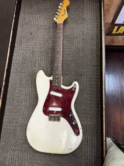 1965 FENDER DUO-SONIC BRAND: FENDER MODEL: DUO-SONIC