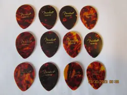 12 PACK FENDER 354 CLASSIC CELLULOID GUITAR PICKS - SHELL, MEDIUM GAUGE #625