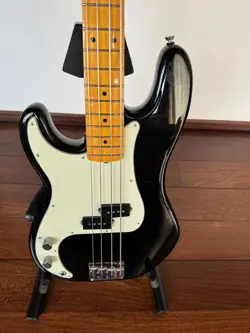 FENDER AMERICAN PROFESSIONAL II PRECISION *LEFTY*, BLACK WITH MAPLE FINGERBOARD