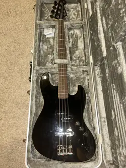 FENDER AERODYNE JAZZ BASS. MIJ. BLACK WITH RR HSC. PRIMO.