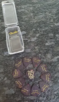 1 FENDER 50TH ANNIVERSARY GUITAR PICK 11 MEDIUM TORTOISE SHELL