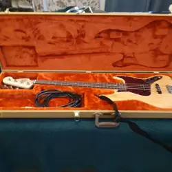 FENDER FSR DELUXE JAZZ. ROSEWOOD FRETBOARD. ASH BODY W/ FENDER TWEED CASE
