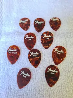 10 VINTAGE 1970S TEARDROP SHAPED FENDER MANDOLIN JAZZ GUITAR PICKS THIN GAUGE