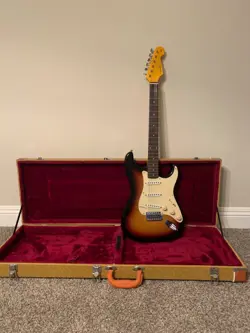 1959 FENDER STRATOCASTER - 3 TONE SUNBURST ((LATE 80’S REISSUE)