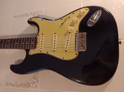 1961 FENDER STRATOCASTER WITH CASE VERY GOOD