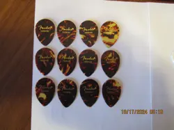 12 PACK FENDER 358 CLASSIC CELLULOID GUITAR PICKS - SHELL, MEDIUM GAUGE #1259