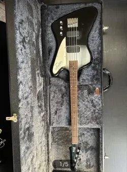 GIBSON THUNDERBIRD BLACK WITH HARD CASE