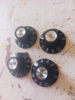 VINTAGE 1968 TO 74 GIBSON WITCHHAT KNOB SET. BLACK W/SILVER INSERT