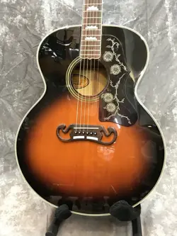 J-200 ACOUSTIC GUITAR