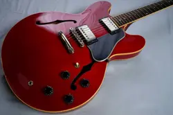 ELECTRIC GUITAR SEMI-ACOUSTIC