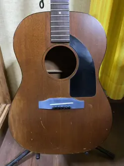 VINTAGE ACOUSTIC GUITAR