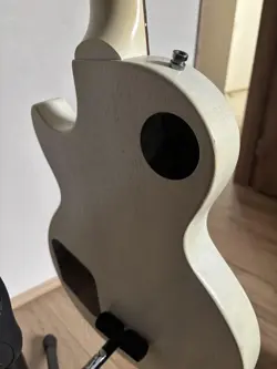 ELECTRIC GUITAR WORN