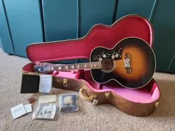 GIBSON  CUSTOM SHOP MURPHY LAB 1957 SJ-200 LIGHT AGED VINTAGE SUNBURST