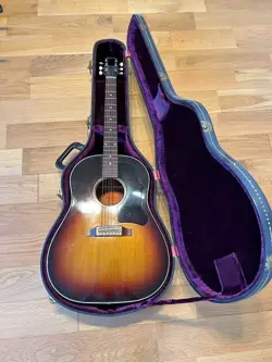 ACOUSTIC GUITAR GIBSON J45 SUNBURST MANUFACTURED IN 1998 WITH HARD CASE