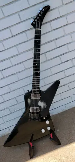 EXPLORER GUITAR W/HSC!