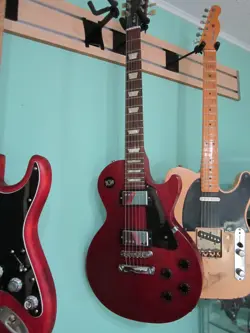 GIBSON LES PAUL STUDIO FADED WORN CHERRY 2010 WITH HARD CASE