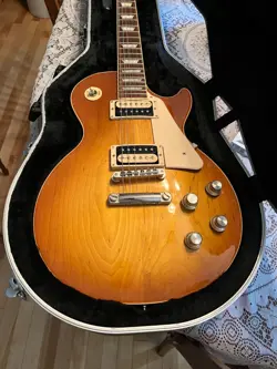 GIBSON LES PAUL CLASSIC ELECTRIC GUITAR - HONEYBURST 2019 W/HARD CASE