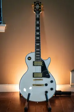 2006 GIBSON LES PAUL CUSTOM - ALPINE WHITE ELECTRIC GUITAR