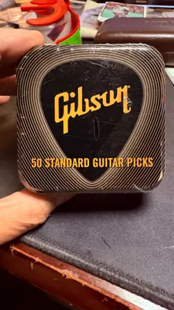 GIBSON 50 PACK STANDARD GUITAR PICKS IN TIN