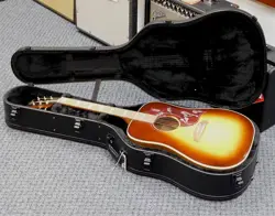 2025 GIBSON HUMMINGBIRD STUDIO WALNUT ACOUSTIC-ELECTRIC GUITAR W/CASE! VERY NICE